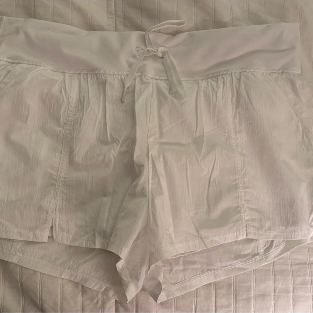 Offline by Aerie White Athletic Shorts – XL (NWT)